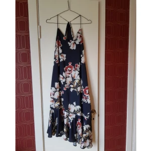  - Sommarklänning från Zara. Dör för denna men den passar inte längre. S/36. Asymmetrisk fåll, tunna axelband, mycket vackra ryggdetaljer, små klädda knappar i ena nedre sidan. 