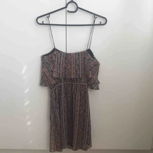  - Jättefin mönstrad klänning ifrån Mango i storlek XS