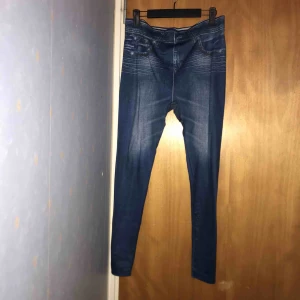  - stretchiga blåa Jeans tajts som är fodrade, det står att det ska passa XXL men skulle kunna passa till som har mellan M-XL, själv så har jag S/M. Om ni undrar något så är det bara höra av er. Priset kan diskuteras.