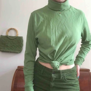  - Klar-grön polotröja köpt på secondhand. På bilder sitter den på mig som är storlek S men skulle också passa större och mindre storlekar. Möts endast nära Södermalm i Stockholm. Frakt tillkommer. Skriv om du har någon fråga!