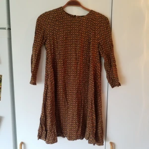  - Klänning/tunika med fin form. Väl använd men hel och fin!