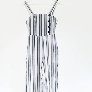  - Superfin jumpsuit från Bershka. För liten för mig, så aldrig använd. Frakt tillkommer på 40 kr😊