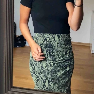  - Härlig, sval kjol i ”mesh”material. Använd en gång! Fina volanger framtill. 