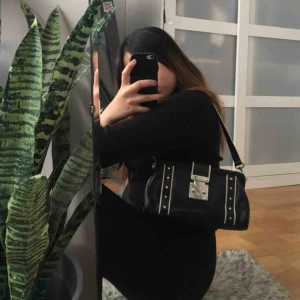  - en liten vintage väska i färgen svart, BCBGirls