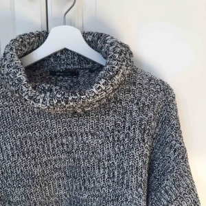  - Mysig stickad tröja från Gina.  Frakt tillkommer🌸