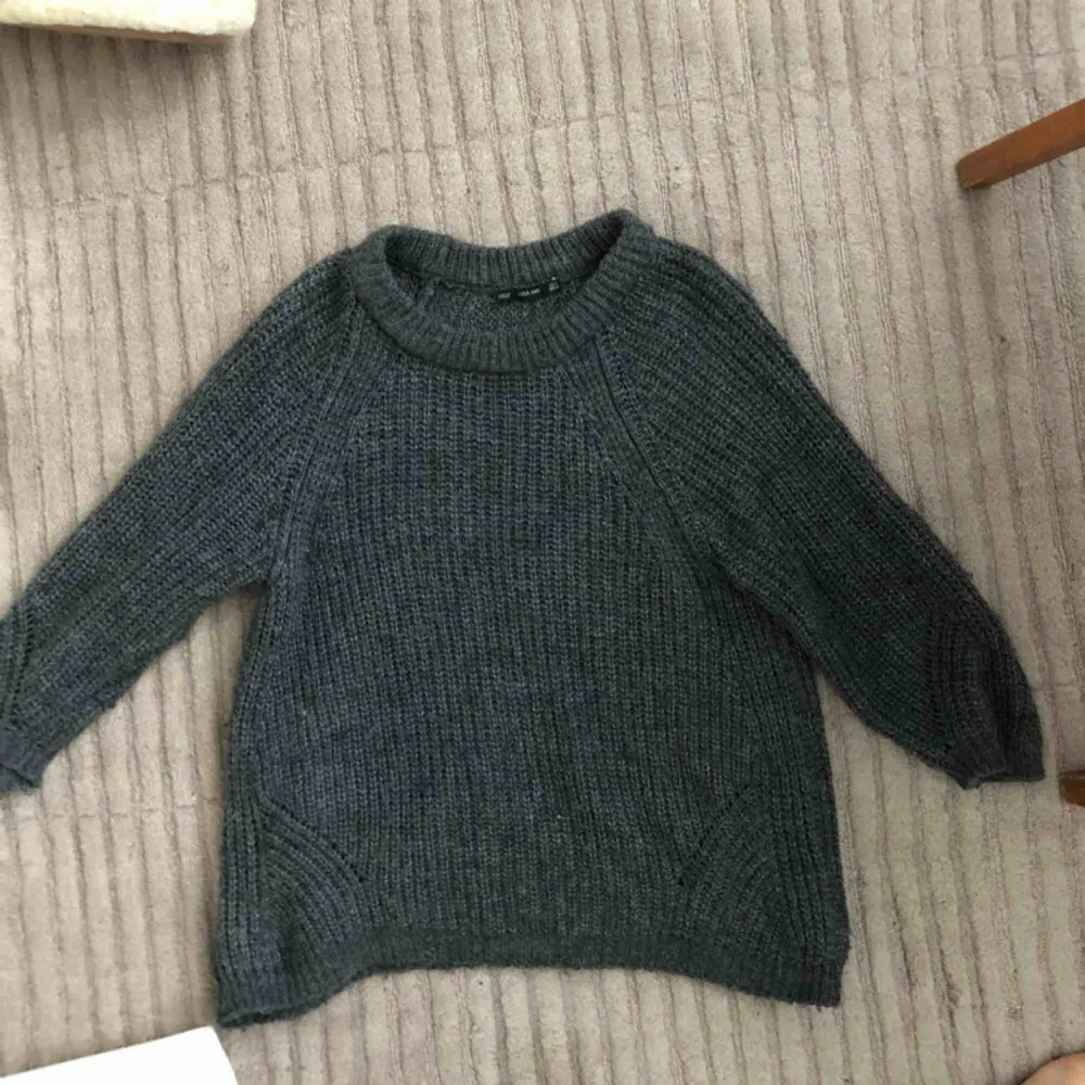 Skön tjocktröja från Zara knit som varit en favorit länge. Den är i bra skick, super bekväm och passar både XS(då jag är det) och S. . Stickat.