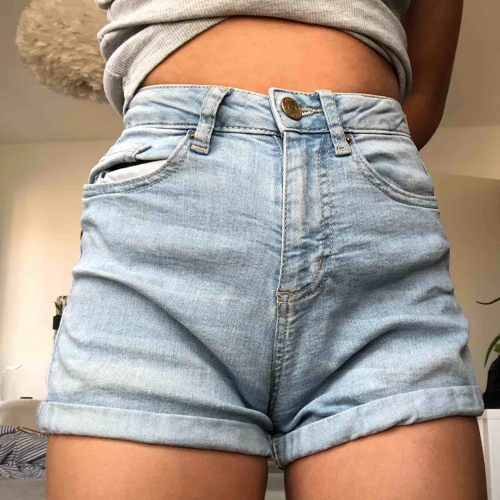 Highwaist jeansshorts från newyorker, sjukt bekväma och precis lika bra kvalite som när jag köpte dem för något år sedan!!. Shorts.