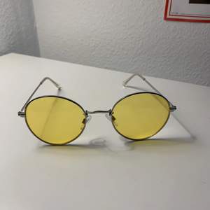 Solglasögon med gult glas. Köparen står för frakt! 💛