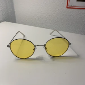  - Solglasögon med gult glas. Köparen står för frakt! 💛