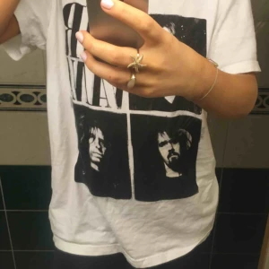  - Oversized snygg Nirvana tisha!🧚🏼‍♀️💞🧞‍♂️knappt använd, så snygg och cool till typ ett par cykelbyxor (säljer dom på bilden!!)🤙🏽