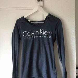  - Jag säljer en mörkblå långärmad Calvin klein tröja med luva i storlek M, använd fåtal gånger. 