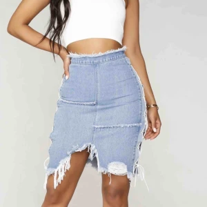  - Världens finaste jeanskjol från fashionnova i storlek M, oanvänd. 