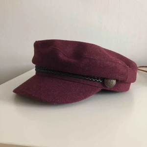 Skepparmössa vinröd - Skepparmössa från H&M. Frakt tillkommer, kan annars mötas upp i Stockholm