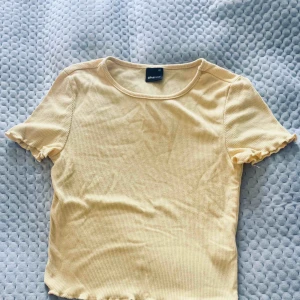  - Gul t-shirt i fint skick. Använd ett fåtal gånger. 