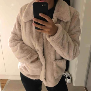  - fake pälsjacka i ljusbeige färg. supermysig! FRAKT INGÅR