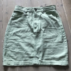  - En mintgrön kjol från monki! Knappt använd pga för liten för mig! 