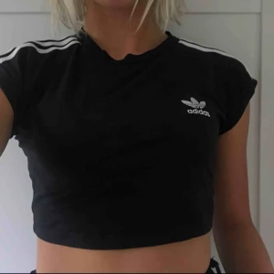  - Topp ifrån adidas. Bra skick! Kan fraktas, mötas  upp eller bytas.