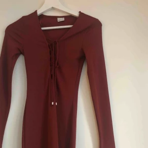  - Fin mörkröd klänning med snöring från Gina Tricot❤️