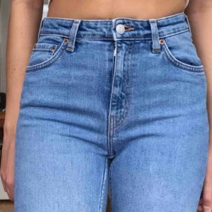  - Säjer ett par jeans från weekday (way) i färgen swiss blue. De är i bra skick. Midjan är storlek 27, längden 30. ✨🧚🏼‍♀️