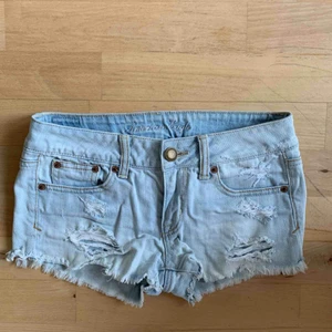  - Jeansshorts från American Eagle. Storlek 0 i amerikanskt mått, motsvarande XXS-XS (jag uppskattar dock att de snarare är XS). Sparsamt använda så i fint skick. Frakt 36kr tillkommer, kolla gärna in mina andra plagg- jag samfraktar gärna!