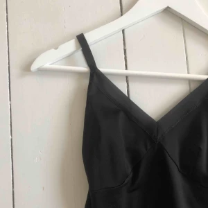  - Svart tight klänning (Spanx) köpt secondhand men aldrig använd. Storlek M men skulle säga att den snarare är xs/s då den sitter väldigt tight. Finns i Malmö, kan fraktas men köpare står för frakten! Kontakta mig för fler bilder. 