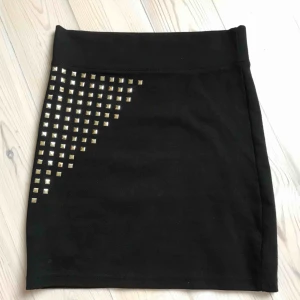  - Cool rockig svart festkjol med guldiga nitar. Kort tubkjol sim sitter snyggt och stretchigt. Knappt använd. Perfekt till festen!🎉