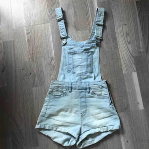  - Extremt fina hängselbyxor från H&M i storlek 32. Passar dig som är lite mindre. Du som köpare står för frakt❤️