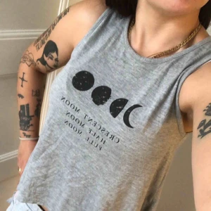  - En topp/linne från Primark. Storlek 36/small, damstorlek. Skick: 7/10. Levereras nytvättad. Finnes på Södermalm, Stockholm. Kan postas men då står Du för frakten, (36kr). Mvh Marija & Nugget