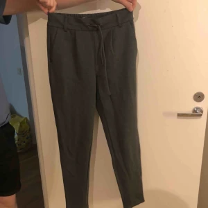  - Grå kostymbyxor i mjukt material och bra skick.