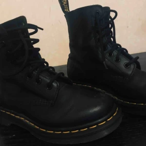  - Dr marten, bra skick 👌classic! Denna vill du inte missa:) och fri frakt yea!!