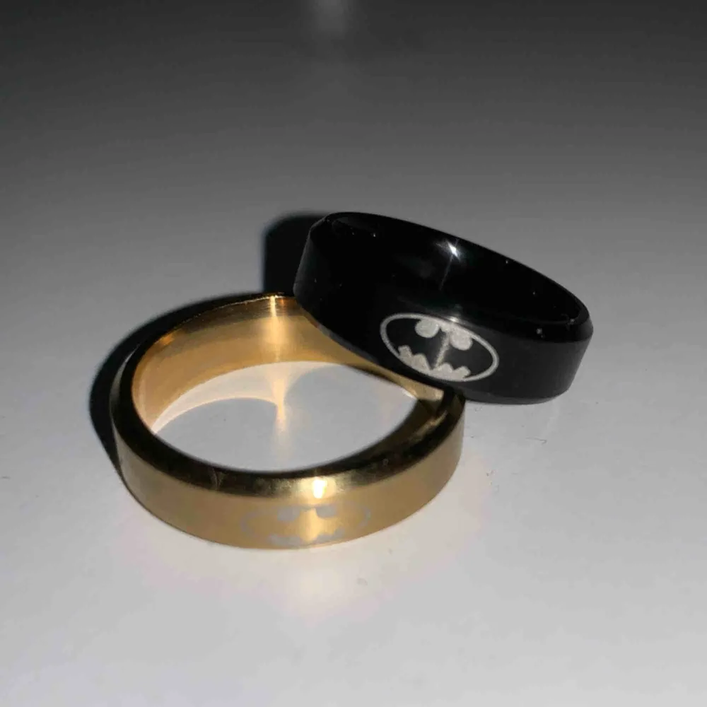 Sjukt coola ringar med batmans mörke på. Har guld, svart och även silver! Olika storlekar. Säljer 2 för 100kr eller alla tre färger för 120kr. Accessoarer.