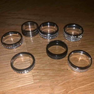 Ringar - 7 snygga ringar i olika modeller. Alla med glitter eller rhinestones, utom en med fint mönster istället. I för 40kr, eller alla för 150kr. Om du vill ha två av samma funkar det med då jag har flera av dem!🌸🌼slut: 4,3, 5