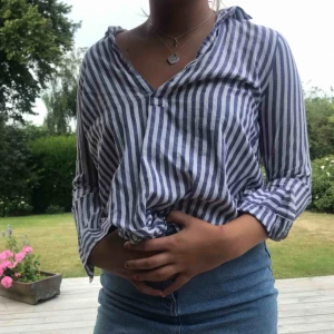  - Fin somrig blus! Frakten står köparen för!