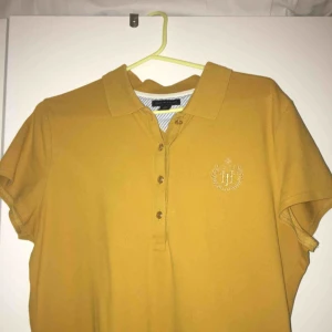  - En gul vintage piké från Tommy Hilfiger. Storlek L men känns som S/M🌺 