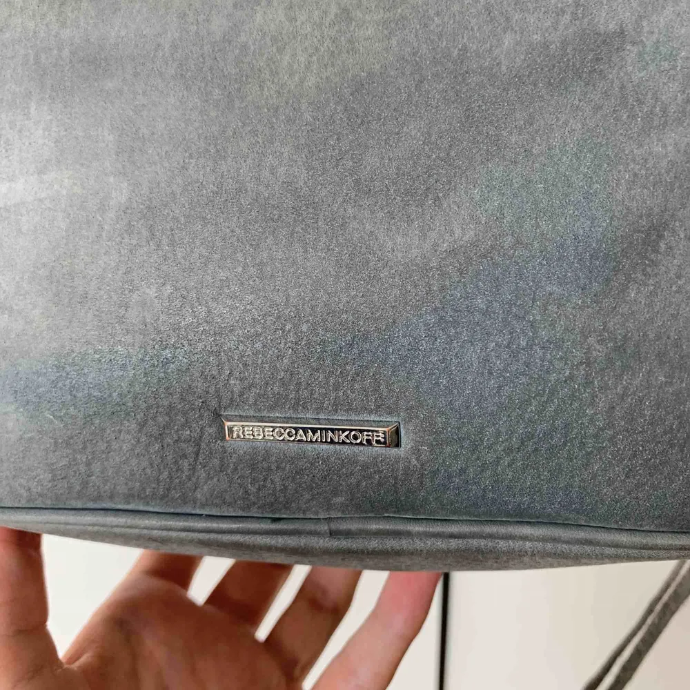 Sååå fin väska från Rebecca Minkoff! Med nitar på bandet, i en gråblå nyans! Köpt här på Plick men använder den aldrig tyvärr :( . Väskor.