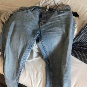  - Weekday byxor sunday, sjukt snygga byxor som är ungefär 3 månader gamla. Använda 3-4 gånger men tycker att dem inte är i min stil längre