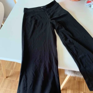  - Säljer mina mjuka men ändå uppklädda svarta byxor från bik bok, strl XS, pris 75kr, kan frakta men du får betala frakten själv (63kr), annars möts jag upp i Stockholm, betalning sker via swish, hoppas det är något för dig!☺️