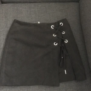  - Sparsamt använd kjol med snörning fram och dragkedja bak. Köparen står för frakt💕