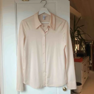  - Skjorta från stories i ljusrosa/beige. Slinkigt material. 