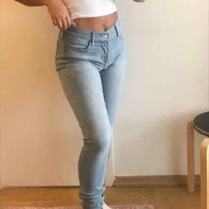  - Fick dom i julklapp för ca 2 år sen och bytte aldrig till rätt storlek. Väldigt långa i benen men går att antingen vika in eller sy upp. Helt oanvända, prislapp sitter kvar. Modellen: Super skinny storlek 28.