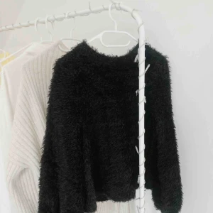  - Superfin luddig/fluffig svart tjocktröja från GinaTricot. Har ett smått hål på vänstra axeln, men är ej märkbart (har använt den ett par gånger själv). Säljer pga inte min stil längre💓