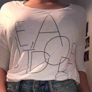  - Vit loose fit skön med svart text på (priset kan diskuteras)