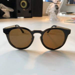  - Solglasögon från märket prestige, fint skick. Svart o guldiga 