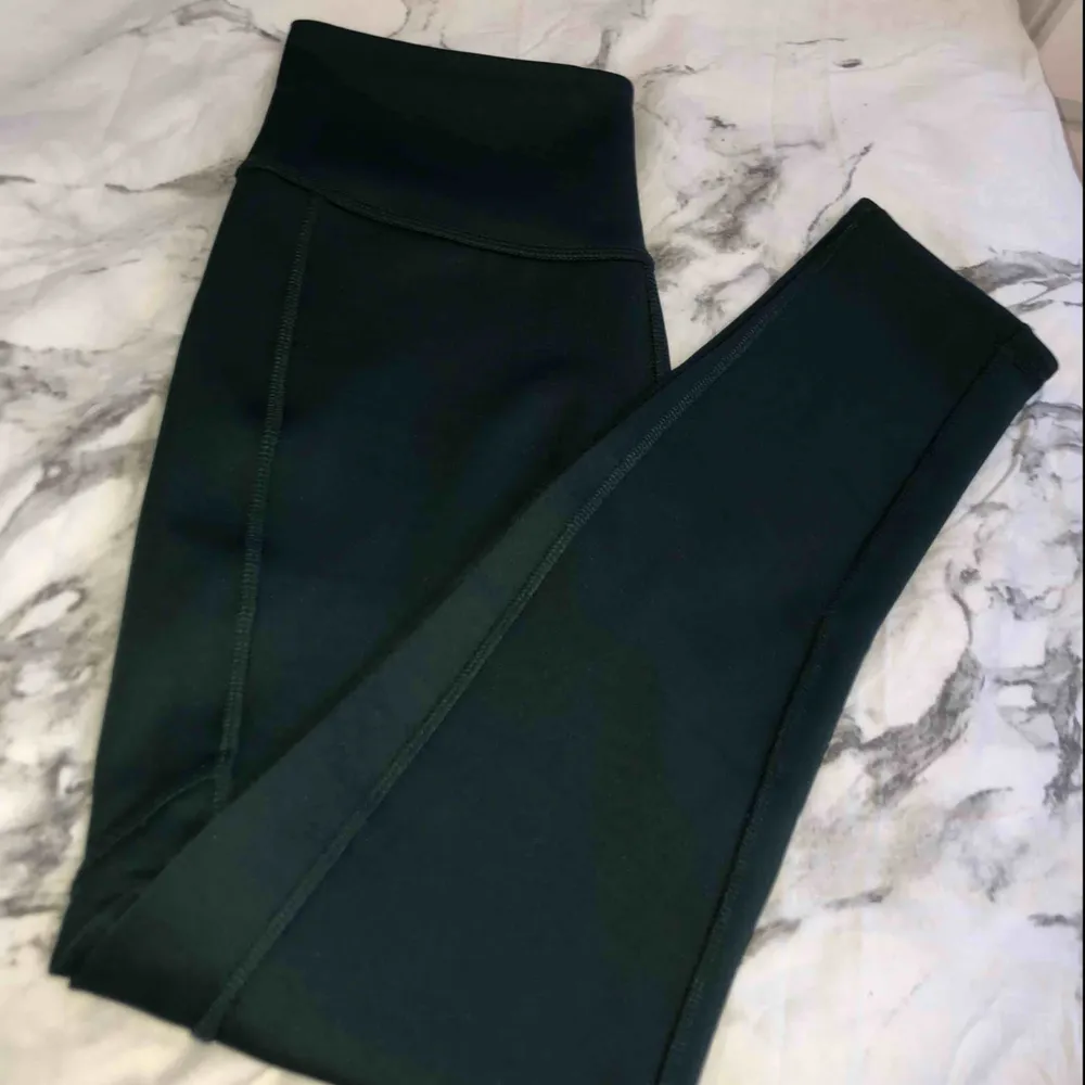 Ett par skitsnygga mörkgröna träningsleggings. Endast använda en gång då jag tycker att dem är lite för små för mig🌸. Jeans & Byxor.