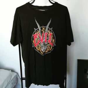  - Hårdrockig tröja från Carlings i storlek S. Är oversized så passar definitivt en M också! 60kr + frakt 🔥