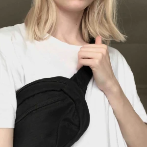  - Svart midjeväska, väldigt praktisk vid resor eller festivaler. Justerbara band. Frakt endast 29 kr <3