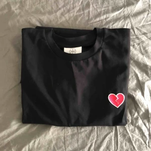  - An International Anthem broken heart tee. Aldrig använd, prislapp finns kvar. Kan mötas upp eller frakta, kostnad tillkommer isåfall. 