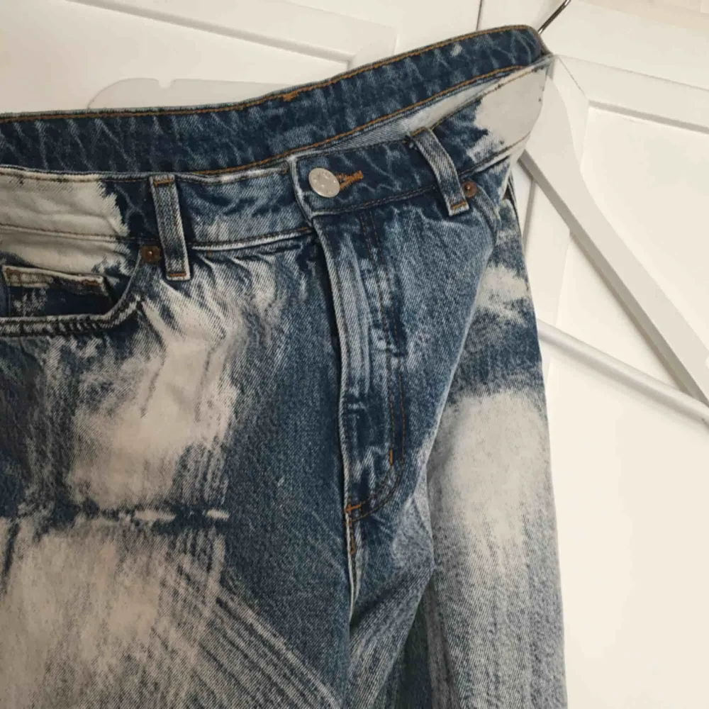 Supercoola jeans från Monki med vita penseldrag på, säljs då de är för små på mig. . Jeans & Byxor.