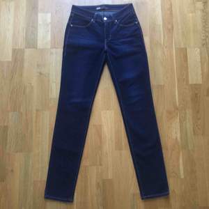 Säljer mina mörkblå Levis Demi Curve skinny jeans i storlek W25L32. Aldrig använda på grund av fel storlek så de är som nya. Finns att köpa i Uppsala alternativ skicka via post(kund betalar frakt).  Nypris: ca 700kr. 