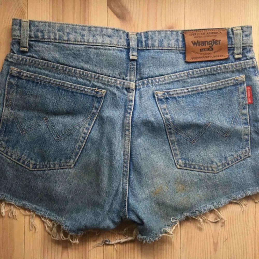 Snygga somriga jeans shorts!  Märk fläck på tredje bilden. I övrigt bra skick!. Shorts.